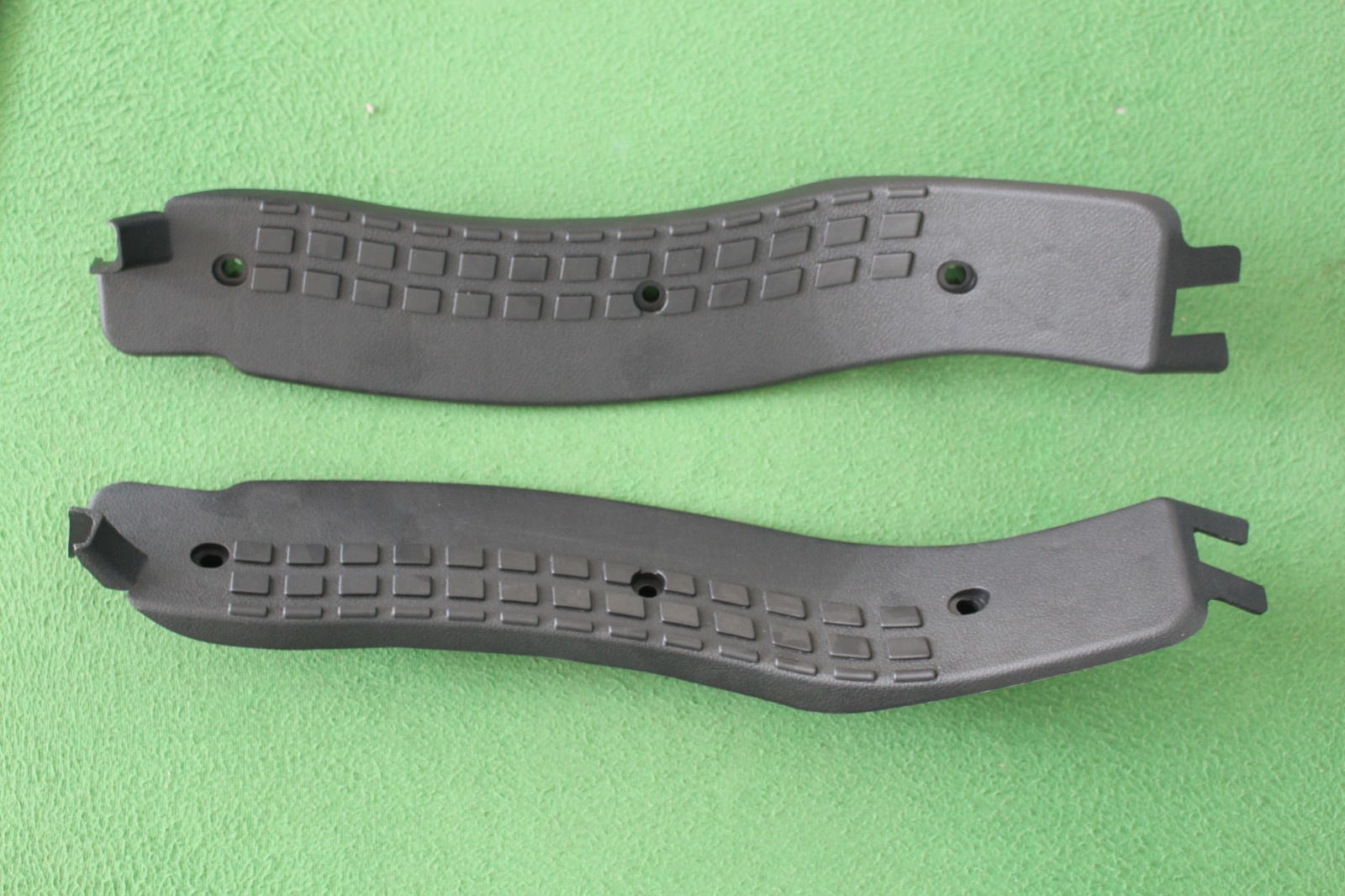 汽车注塑产品—天龙左右门坎压条